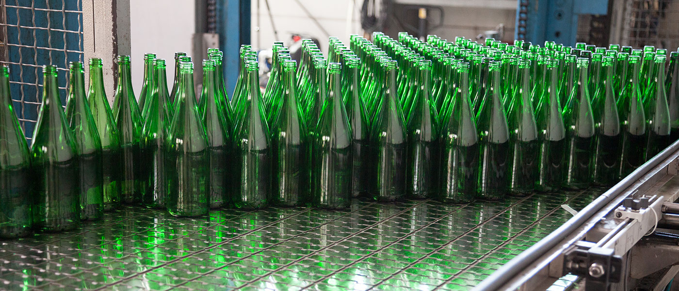 Gereinigte, saubere Weinflaschen auf Laufband bei Firma SPÜLO Flaschenreinigungs-Center, Enkirch / Mosel