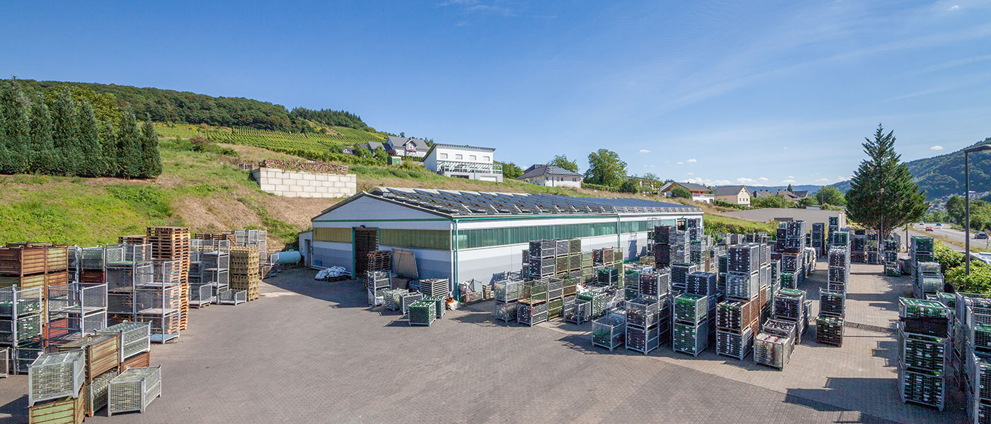Panorama-Außenansicht mit Flaschen, Lager und Hauptgebäude der Firma SPÜLO Flaschenreinigungs-Center, Enkirch / Mosel
