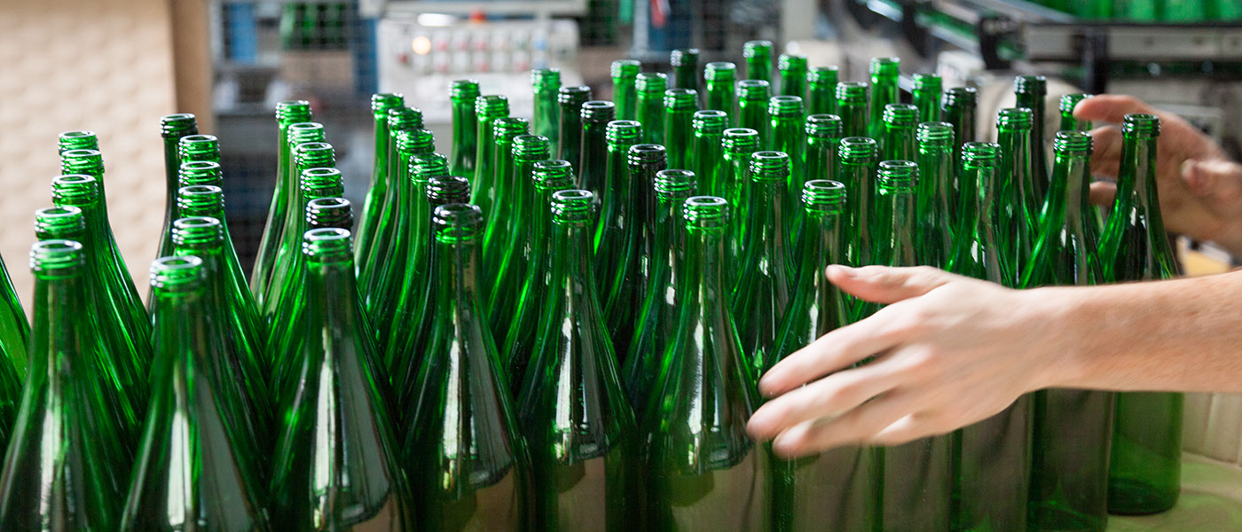 Gereinigte, saubere Weinflaschen auf Laufband bei Firma SPÜLO Flaschenreinigungs-Center, Enkirch / Mosel