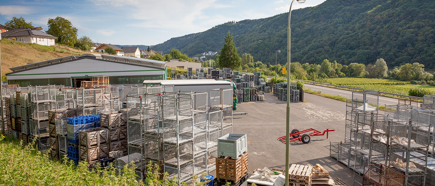 Panorama-Außenansicht mit Gitterkästen, Flaschen und Lager der Firma SPÜLO Flaschenreinigungs-Center, Enkirch / Mosel