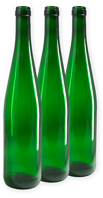 Drei grüne, gespülte Weinflaschen